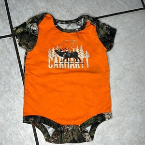 Carhartt camo & orange onsie‎